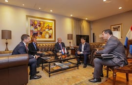 Jorge Bogarín, titular del TSJE con autoridades de Yacyretá . Foto TSJE