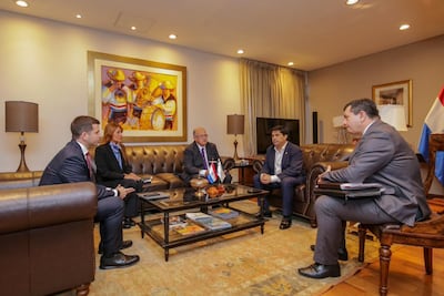 Jorge Bogarín, titular del TSJE con autoridades de Yacyretá . Foto TSJE