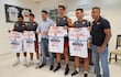 Los nuevos fichajes de Nacional: Alejandro Samudio, Silvio Torales, Roque Santa Cruz y Juan Segundo Feliú, acompañados por el presidente Enrique Sánchez y el gerente deportivo, Carlos Bonet.