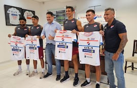 Los nuevos fichajes de Nacional: Alejandro Samudio, Silvio Torales, Roque Santa Cruz y Juan Segundo Feliú, acompañados por el presidente Enrique Sánchez y el gerente deportivo, Carlos Bonet.