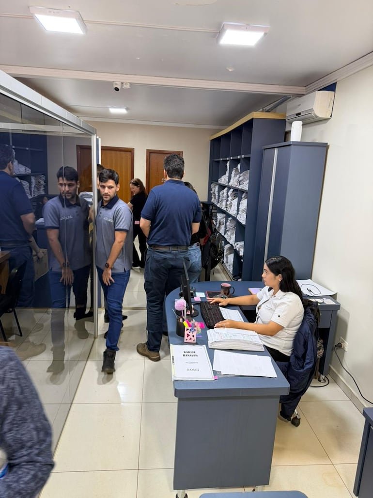 Agentes fiscales y técnicos de la DNIT inspeccionan documentación durante uno de los allanamientos en el marco de la investigación por un presunto esquema de facturación falsa.