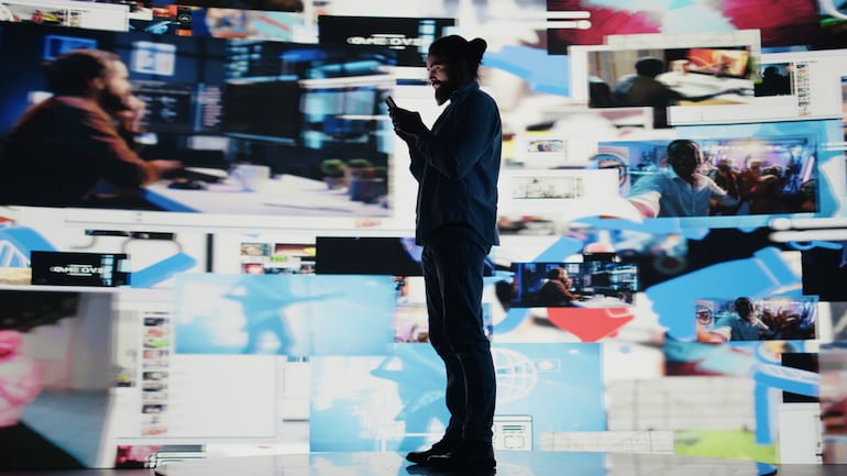 Concepto de hiperestimulación, adicción a las redes sociales, doomscrolling, etcétera.