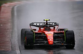 El piloto español Carlos Sainz de Ferrari fue sancionado y saldrá en el 11° lugar mañana.