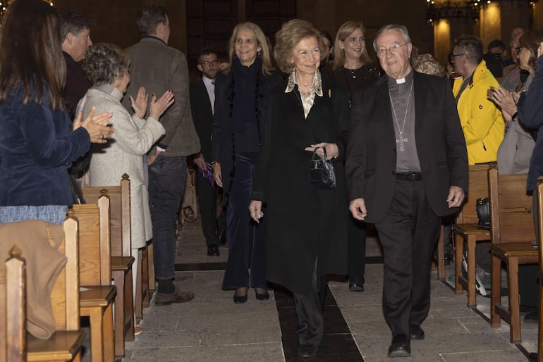 La reina Sofía, acompañada por el obispo de Palma Sebastià Taltavull, presidió el Concierto Anual de Pascua en Palma. (EFE/CATI CLADERA)
