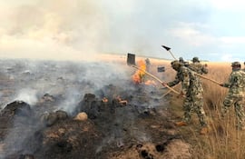 Militares fueron hasta el distrito de Quiindy para combatir el incendio.