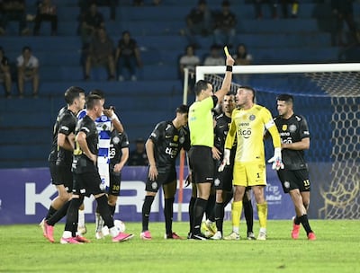 El árbitro David Ojeda exhibe la cartulina amarilla al portero de Olimpia, Gastón Olveira, tras el tanto de apertura de Fernando Matías Cáceres.