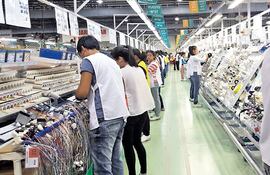 Según los datos del gremio de industrias autopartistas del Paraguay, este sector emplea actualmente a alrededor de 10.000 trabajadores, en su mayoría mujeres jóvenes.