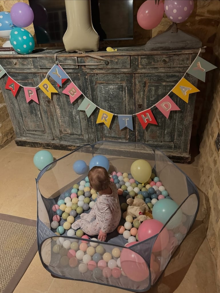 Tove Jane ya llegó al primer añito de vida para la felicidad de sus padres Lily Collins y Charlie McDowell. (Instagram/Lily Collins)