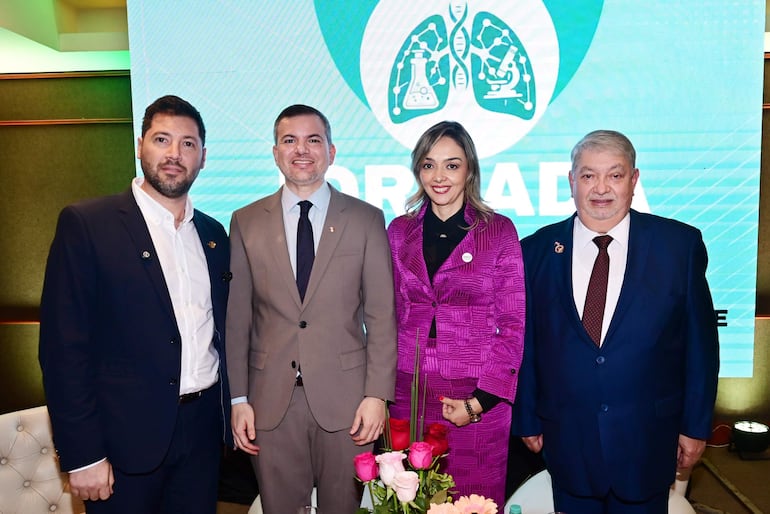 El vicerrector de la Universidad Central del Paraguay, Luis López Lafuente, el presidente de la ANEAES, José Fernando Duarte Penayo, junto a otras personas, durante la jornada científica sobre tuberculosis.