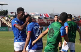 El maliense Dramane Diarra congratula a Francisco Morel, autor del doblete para el triunfo del Independiente contra Sportivo Carapeguá, en el noveno departamento.