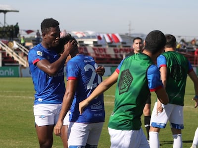 El maliense Dramane Diarra congratula a Francisco Morel, autor del doblete para el triunfo del Independiente contra Sportivo Carapeguá, en el noveno departamento.