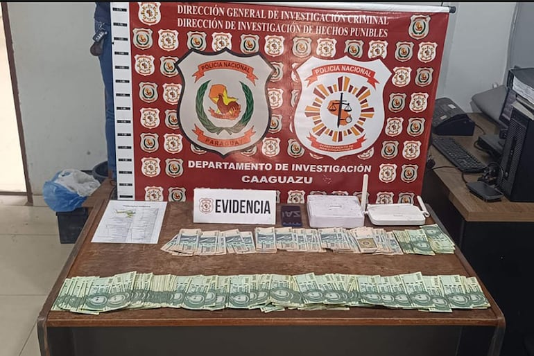 Parte del dinero que fue devuelto por el comerciante, que fue descuibierto por una cámara de seguridad del vecino.