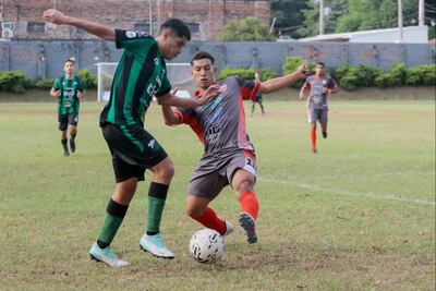 Hugo Abraham Garay intenta avanzar ante la presencia de Cristian Robledo de Capitán Figari. (Foto: APF)