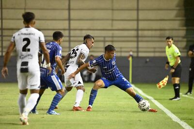 Fernando Díaz (d), futbolista de Sol de América, pelea por el balón en un partido frente a Tacuary por el torneo Apertura 2024 del fútbol paraguayo en el estadiop Arsenio ERico, en Asunción, Paraguay.