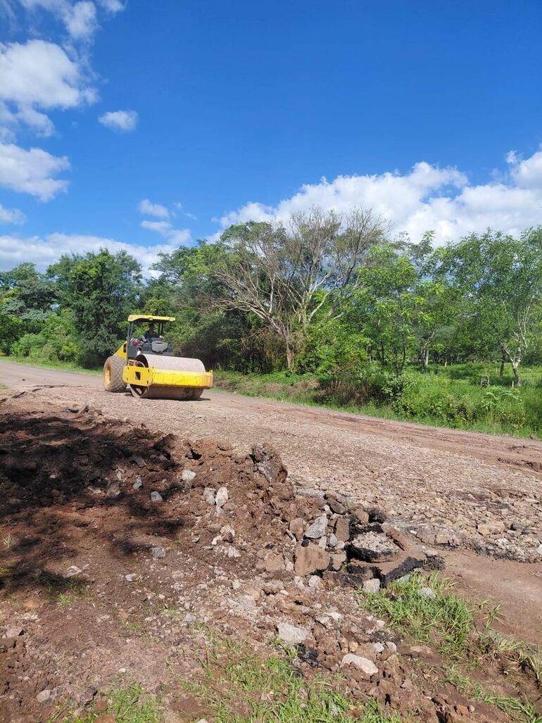 Ante la falta de mantenimiento, el asfaltado va desapareciendo y los tramos son cargados con material pétreo.