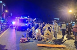 Accidente fatal entre motocicletas en viaducto de República Argentina.