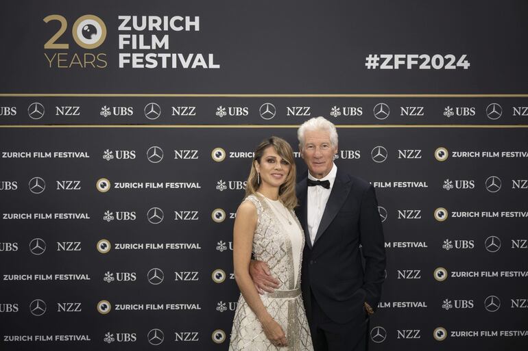 ¡Hermosa pareja! Richard Gere y Alejandra Silva en Zurich. (EFE/EPA/ENNIO LEANZA)