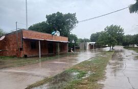 Una de las calles de Fuerte Olimpo, con mucha agua esta mañana.