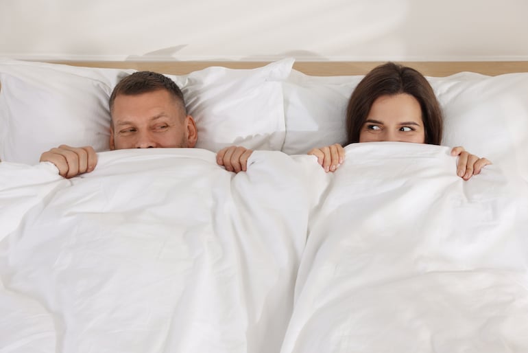 Masturbarse en pareja puede ser una forma de conocer mejor el deseo, reducir la presión por “rendir” y recuperar cercanía.