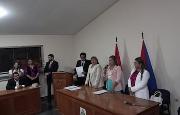 En la mesa principal de izquierda a derecha Zulma Domínguez, gobernadora saliente, Sulma Espinosa, presidenta de la junta departamental saliente y Liz Meza, gobernadora electa.