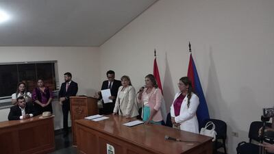 En la mesa principal de izquierda a derecha Zulma Domínguez, gobernadora saliente, Sulma Espinosa, presidenta de la junta departamental saliente y Liz Meza, gobernadora electa.