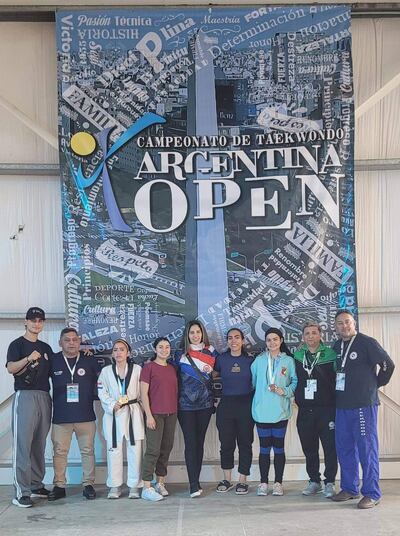 Parte de la delegación paraguaya y los atletas con sus respectivas preseas conquistadas en el Mundial G1 en Argentina.