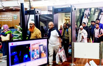 Aeropuertos miden la temperatura corporal de los pasajeros y los derivar a hospitales en casos de sospecha.
