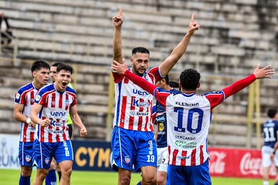 Derlis Ortiz (19) levanta los brazos luego de marcar su gol, el primero de Encarnación FC contra el 3 de Noviembre.
