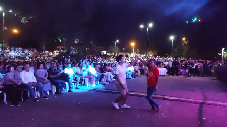 Las familias presentes en el festival disfrutaron de las propuestas musicales bailando.