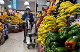 Una persona compra productos en una tienda, en Buenos Aires (Argentina). El índice de precios al consumidor (IPC) en Argentina se situó en abril pasado en el 32,4% interanual, su segunda desaceleración consecutiva, informó el Instituto Nacional de Estadística y Censos (Indec).
