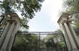 Portón de entrada del Parque Caballero.
