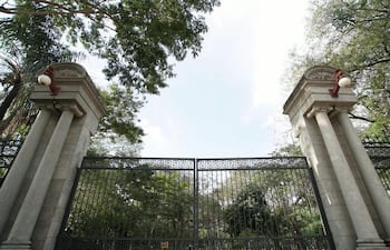 Portón de entrada del Parque Caballero.