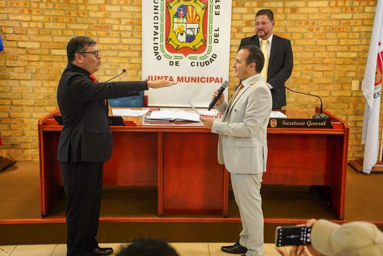 El juramento de Daniel Pereira Mujica ante la Junta Municipal.