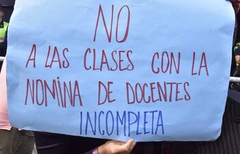 El marzo pasado, un total de 1.245 docentes se jubilaron y estarán en aulas solamente hasta concluir abril.