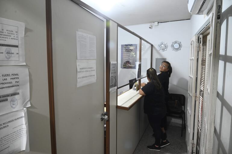 El diminuto espacio destinado a la atención al público en el juzgado de Lambaré que está sobre la avenidad Cacique Lambaré esquina Juana de Lara, es insuficiente para la alta demanda de la zona.