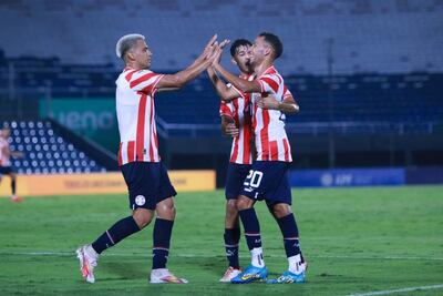 Festejo del único tanto de Marcelo Fernández con Diego Gómez.