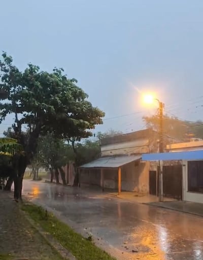 Una intensa lluvia afectó desde tempranas horas de este viernes al departamento de Ñeembucú.