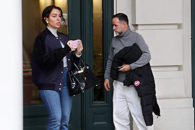 Georgina Rodríguez, esposa del capitán de la selección portuguesa de fútbol y jugador del Al-Nassr, Cristiano Ronaldo, camina a su salida del hotel este miércoles en Washington (EE.UU.).