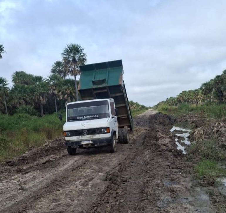 Vehiculo de comerciante apoyando en los trabajos de reparacion
