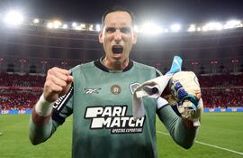 El paraguayo Roberto Jr. Fernández, futbolista de Botafogo, celebra la victoria sobre Internacional por la fecha 37 de la Serie A en el estadio Beira-Río, en Porto Alegre, Brasil.