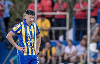 Lucas Gabriel Monzón Lemos (24 años), zaguero central de Sportivo Luqueño.