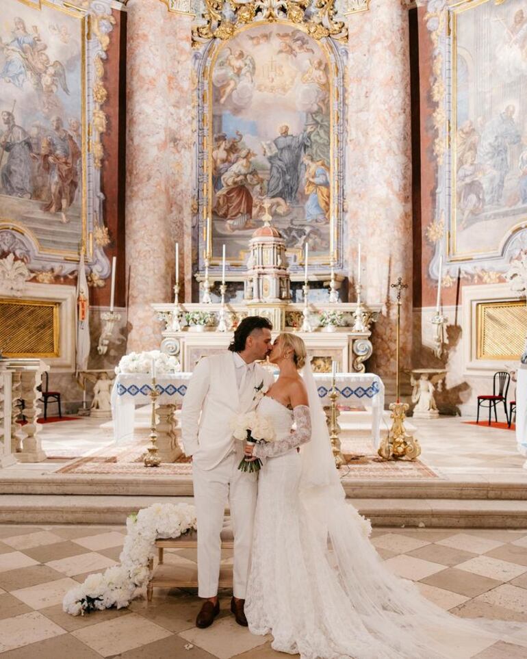 Liam Stewart y Nicole Artukovich ante el altar de la Iglesia San Ignacio, en Croacia. (Instagram/Liam Stewart)