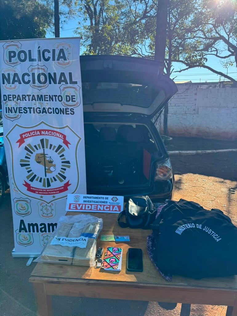 El funcionario llevaba cinco panes de marihuana en el auto.