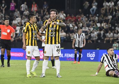 Mientras Fernando  Fernández (33) realiza su clásico gesto de la presión  12/8, Álvaro Campuzano (29) hace el famoso “pucherito”. Atrás, Alcides Benítez, de buen desempeño y el árbitro Blas Antonio "Lele" Romero, de sobria actuación.