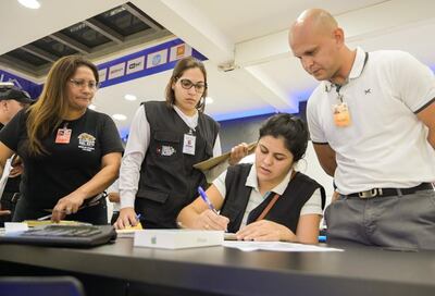 Los funcionarios municipales durante una de las intervenciones.