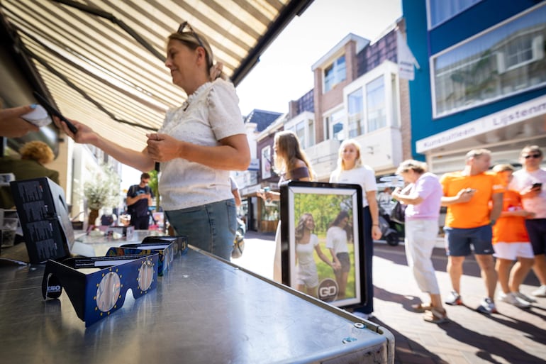 Personas hacen fila para comprar gafas para observar el eclipse solar, en Almelo, Países Bajos, el 11 de agosto de 2026.