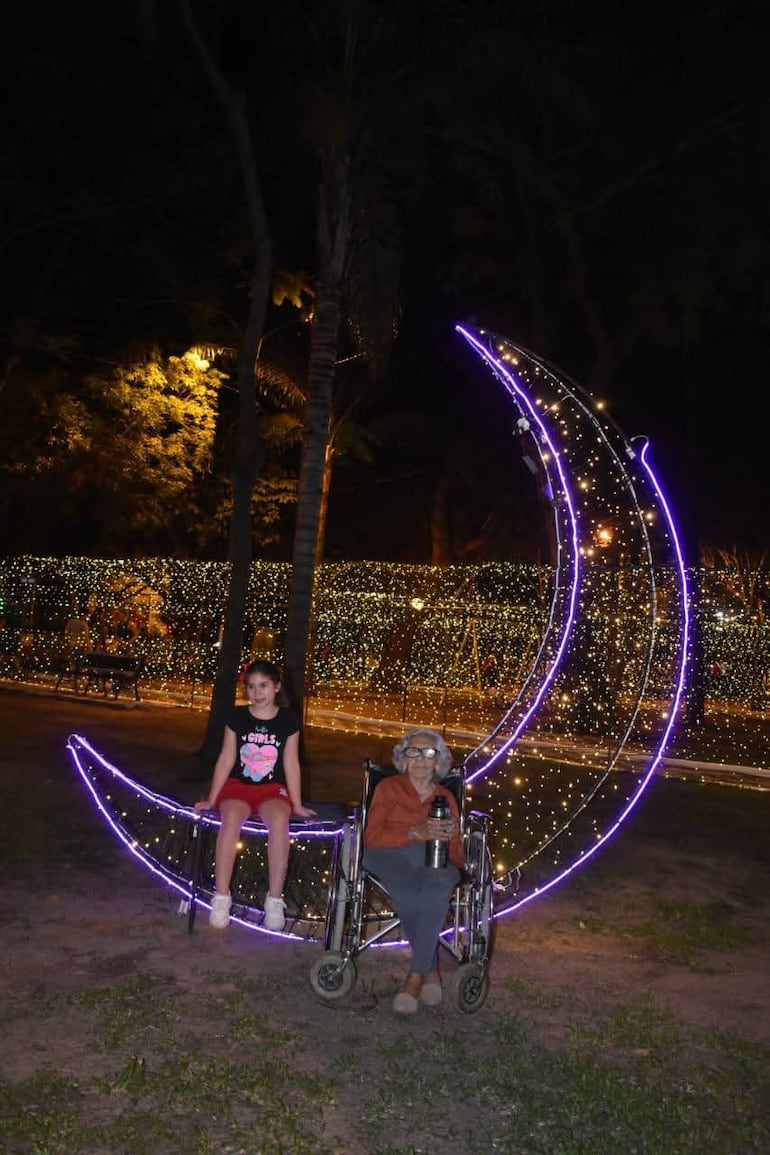 Los ciudadanos se toman fotografías para el recuerdo con las figuras instaladas en las plazas.