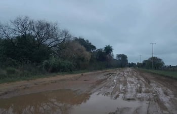 Camino principal de la Isla Yasyretá en mal estado por lluvias.
