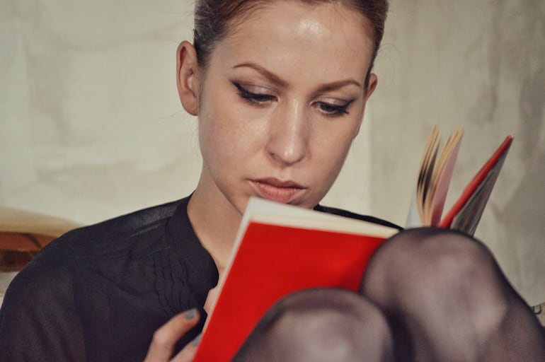 Mujer leyendo.