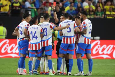 El chileno Piero Maza expulsa a Andrés Cubas (14), jugador de la selección de Paraguay, en el partido frente a Brasil por la Copa América 2024 en Las Vegas, Estados Unidos.